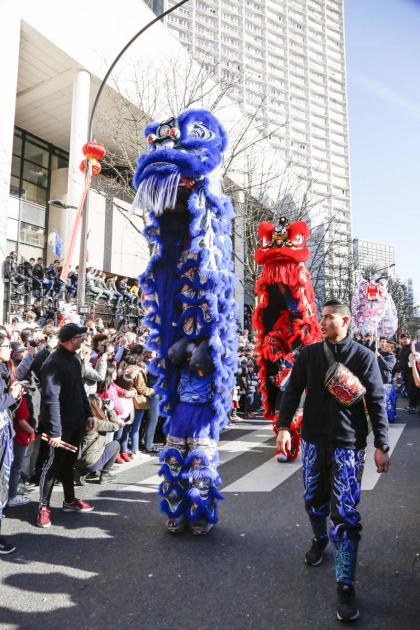 2月17日，巴黎13区中国新年彩妆大游行登场。