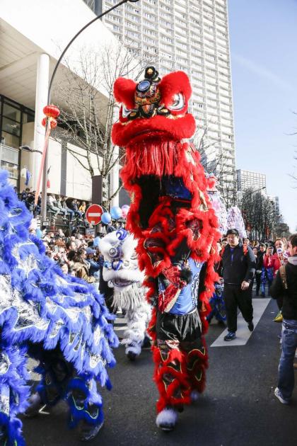 2月17日，巴黎13区中国新年彩妆大游行登场。