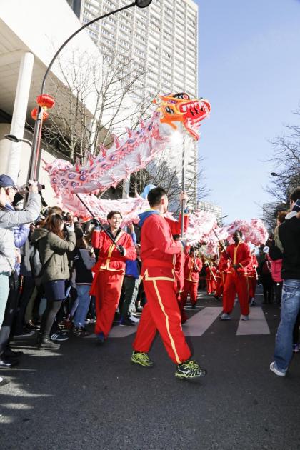 2月17日，巴黎13区中国新年彩妆大游行登场。