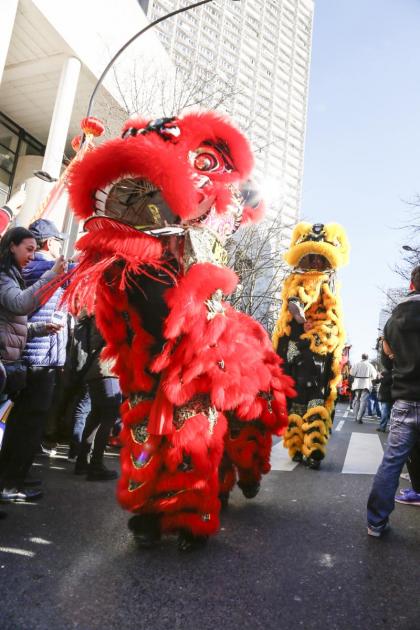 2月17日，巴黎13区中国新年彩妆大游行登场。