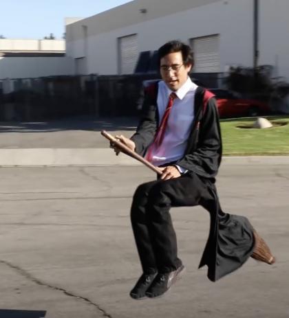 金扎克（Zach King）模仿哈利 • 波特飞行。（图片来源：youtube截图）