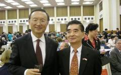 梁成运（右）和前国务委员、外长杨洁篪（左）在人民大会堂合影。 
