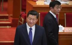 2015年3月13日，习近平（前）和王沪宁在北京大会堂。