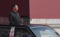 2019年10月1日，在北京天安门广场举行的中共建政70周年的阅兵式上，习近平从天安门城楼走出来，然后在车上检阅部队。