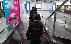 杭州亚运期间，在地铁中巡逻的警察。（图片来源：ADEK BERRY/AFP via Getty Images）