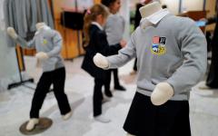 2024年2月15日，法国南部贝济耶市（Beziers）会议宫展示了将于2月26日起在贝济耶市部分小学使用的新校服。（SYLVAIN THOMAS/AFP via Getty Images）