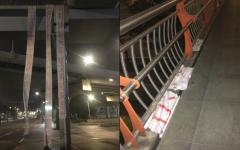 四川成都市区一架天桥上有人悬挂反共条幅，引发关注。（图片来源：网路截图）