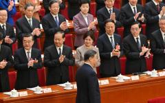 2025年3月8日，中共党魁习近平（中）抵达北京出席全国人民代表大会第二次全体会议。（图片来源：ADEK BERRY/AFP via Getty Images）