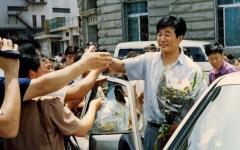 法轮功学员在大连码头欢迎李洪志师父。中国 大连（1994-7-1）。（图片来源：明慧网）