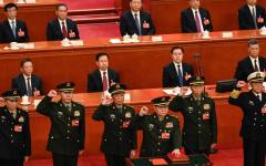 2023年3月11日在人民大会堂，新选的中共军委副主席张又侠与当选中央军委委员苗华、何卫东、李尚福、刘振立、张升民宣誓。（图片来源：Getty Images）
