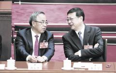 2023年3月，胡春华（左）、陈吉宁（右）在北京出席两会。（LINTAO ZHANG/ GETTY IMAGES）