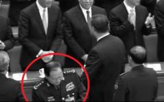 2025年今年3月的中共全国人大闭幕式上，张又侠背对习近平不回头。（视频截图）
