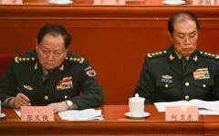 2025年3月4日，中央军委会第二副主席何卫东（右）、中央军委第一副主席张又侠（左）出席中国人民政治协商会议开幕式。（图片来源：PEDRO PARDO/AFP via Getty Images）