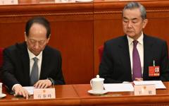 2025年3月11日，石泰峰（左）和王毅（右）在全国人民代表大会闭幕会议上。（图片来源：PEDRO PARDO/AFP via Getty Images）