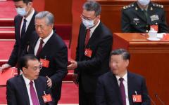 10月22日，在人民大会堂举行的中国共产党第二十次全国代表大会闭幕式上，前国家主席胡锦涛（中）被架离会场。（图片来源：Lintao Zhang/Getty Images）