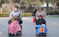 照顾老人。（图片来源：Getty Images）
