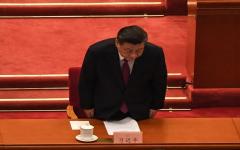 2021年3月10日，中共党魁习近平在北京人民大会堂举行的中国人民政治协商会议闭幕式上鞠躬致词。（图片来源：NOEL CELIS/AFP via Getty Images）