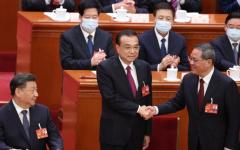 中共前总理（左二）李克强于 2023 年 3 月 11 日在中国北京举行的全国人民代表大会第四次全体会议开幕期间与中共国务院总理李强（右）握手。（图片来源：Lintao Zhang/Getty Images）