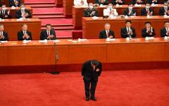 2022年10月16日，中共党魁习近平在北京人民大会堂举行的中国共产党第二十次代表大会开幕式上鞠躬致意。（图片来源：NOEL CELIS/AFP via Getty Images）