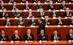 2022年10月16日，中共党魁习近平（中）在北京人民大会堂举行的中国共产党第二十次代表大会开幕式上走在代表中间。（图片来源：NOEL CELIS/AFP via Getty Images)