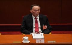 2022年3月5日，中共国家副主席王岐山在北京人民大会堂出席全国人民代表大会开幕会议。（图片来源：LEO RAMIREZ/AFP via Getty Images）