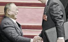 2012年中共十八大开幕会议中，习近平（右）主动与邓朴方握手。（GOH CHAI HIN/AFP via Getty Images）