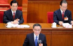 2011年3月5日，全国人大委员长吴邦国（中），中国国家主席胡锦涛（左）和国务院总理温家宝在北京人民大会堂举行的全国人民代表大会开幕式上。（图片来源：LIU JIN/AFP via Getty Images）