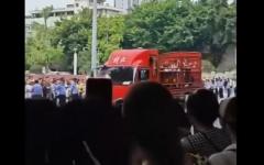 传四川江油抗议民众，被装进运猪车拉走。（图片来源：视频截图）