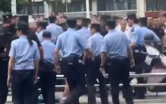 四川江油14岁女孩遭霸凌，官方处理结果引发大规模示威抗议，遭警察暴力镇压。（图片来源：视频截图）