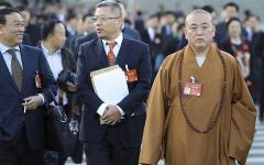 少林寺前任住持释永信（右）在北京参加两会。（Getty Images）