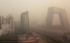 北京雾霾天气中的中共央视大楼。（图片来源：Getty Images）