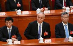 2023年3月12日，全国政协主席王沪宁5（左），政治局常委蔡奇（中）、李希（you）在北京人民大会堂出席全国人民代表大会第五次全体会议。（图片来源：NOEL CELIS/AFP via Getty Images）