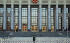 2013年11月12日，由205名委员组成的中共中央委员会在北京人民大会堂召开第三次全体会议。图为一名军警在外站岗。（图片来源：Getty Images）