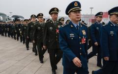 2025年3月11日，中共军队代表们出席全国人民代表大会闭幕式。（图片来源：Kevin Frayer/Getty Images）