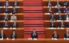 2025年3月11日，中共党魁习近平（中）、国务院总理李强、常委王沪宁、中共中央政治局常委蔡奇、国务院副总理丁薛祥在中国北京人民大会堂出席第十四届全国人民代表大会第三次会议闭幕式。（图片来源：Lintao Zhang/Getty Images）