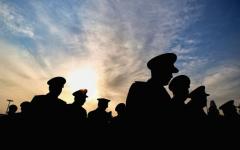 中国军事代表抵达人民大会堂，出席中国全国人民代表大会第三次全体会议。（图片来源：Feng Li/Getty Images ）