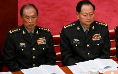 2023年3月4日，中共中央軍事委員會副主席何衛東（左）、張又俠（右）在北京人民大會堂出席中國人民政治協商會議開幕式。(Getty Images)