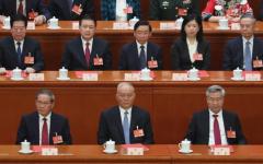 2025年3月11日，国务院总理李强、中央政治局常委蔡奇、副总理李希等在北京人民大会堂出席第十四届全国人民代表大会第三次会议闭幕式。（图片来源：Lintao Zhang/Getty Images）