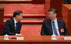 2019年3月15日，中共党魁习近平（右）和中国人民政治协商会议主席汪洋（左）出席全国人民代表大会第四次全体会议。（图片来源：Andrea Verdelli/Getty Images）