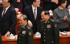 2025年3月10日，中国人民政治协商会议在北京闭幕，中央军委副主席何卫东（左）、中央军委副主席张又侠（右）在闭幕式后离开人民大会堂（图片来源：GREG BAKER/AFP via Getty Images）