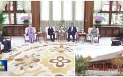 2025年8月26日，中共党魁习近平和彭丽媛在中南海接见柬埔寨国王西哈莫尼和太后莫尼列。（图片来源：网络图片看中国合成图）