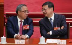 胡春华（左）、陈吉宁代表出席2023年3月11日在中国北京举行的全国人民代表大会第四次全体会议开幕。（图片来源：Lintao Zhang/Getty Images ）