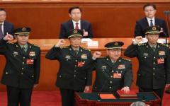 2023年3月11日，中共军委副主席张又侠（前）在全国人民代表大会第四次全体会议开幕式上与就任的军委一起宣誓。（图片来源：Lintao Zhang/Getty Images）