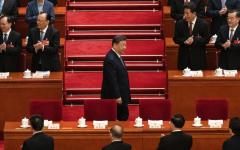 中共党魁习近平（中）于 2025 年 3 月 8 日抵达中国北京人民大会堂出席全国人民代表大会第二次全体会议。（图片来源：Kevin Frayer/Getty Images）