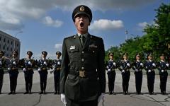 2025年8月20日，中国北京，在纪念二战结​​束的阅兵式上，一名军官高声宣读着军令（图片来源：Kevin Frayer/Getty Images)