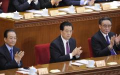 中共国家主席胡锦涛（中）、国务院总理温家宝（左）和全国人大常委会委员长吴邦国（右）在中国人民政治协商会议第十一届全国委员会开幕式上。（图片来源：LIU JIN/AFP via Getty Images）