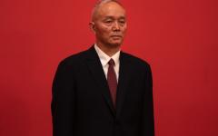 2022年10月23日，常委蔡奇在中国北京人民大会堂与新届中共政治局常委及中外记者共同出席记者会。（图片来源：Kevin Frayer/Getty Images）