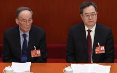 中共国家副主席王岐山（左）和政治局常委丁薛祥（右）于 2023年3 月 日出席第十四届全国人民代表大会第一次会议开幕式。（图片来源：Lintao Zhang/Getty Images）