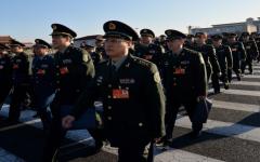 2014年3月5日，出席中共全国人民代表大会第一次会议的中共军队代表抵达北京人民大会堂。（图片来源：Getty Images）