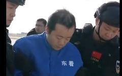 太子集团首脑陈志在柬埔寨国籍被剥夺、移交给中国执法部门后，由当局人员押送。(图片来源:X平台 )